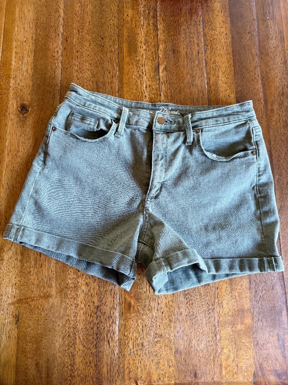 Universal Thread olive green rolled hem shorts | Size 10/30